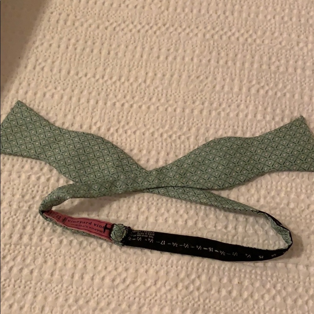 Vineyard Vines silk golf bow tie